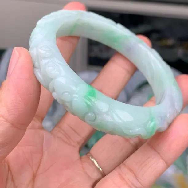 翡翠A货雕花手镯 果绿孔雀镯 尺寸55.5-11.6-9