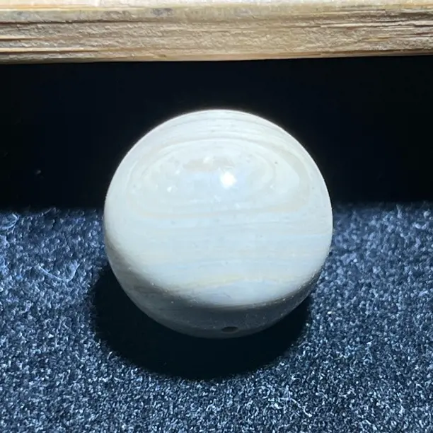 缅甸琥珀瓷白根单珠。白色