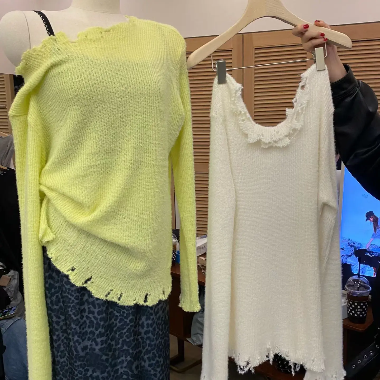 【韵韵在韩】韩国正品代购 东大门破边斜肩针织上衣1120 NO退NO换