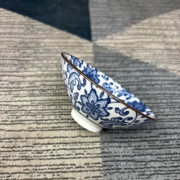 景德镇缠枝纹斗立杯