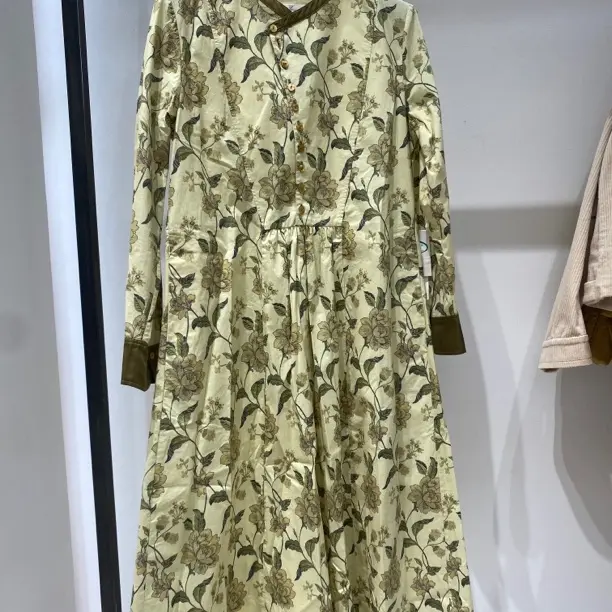 言 浅黄色印花连衣裙