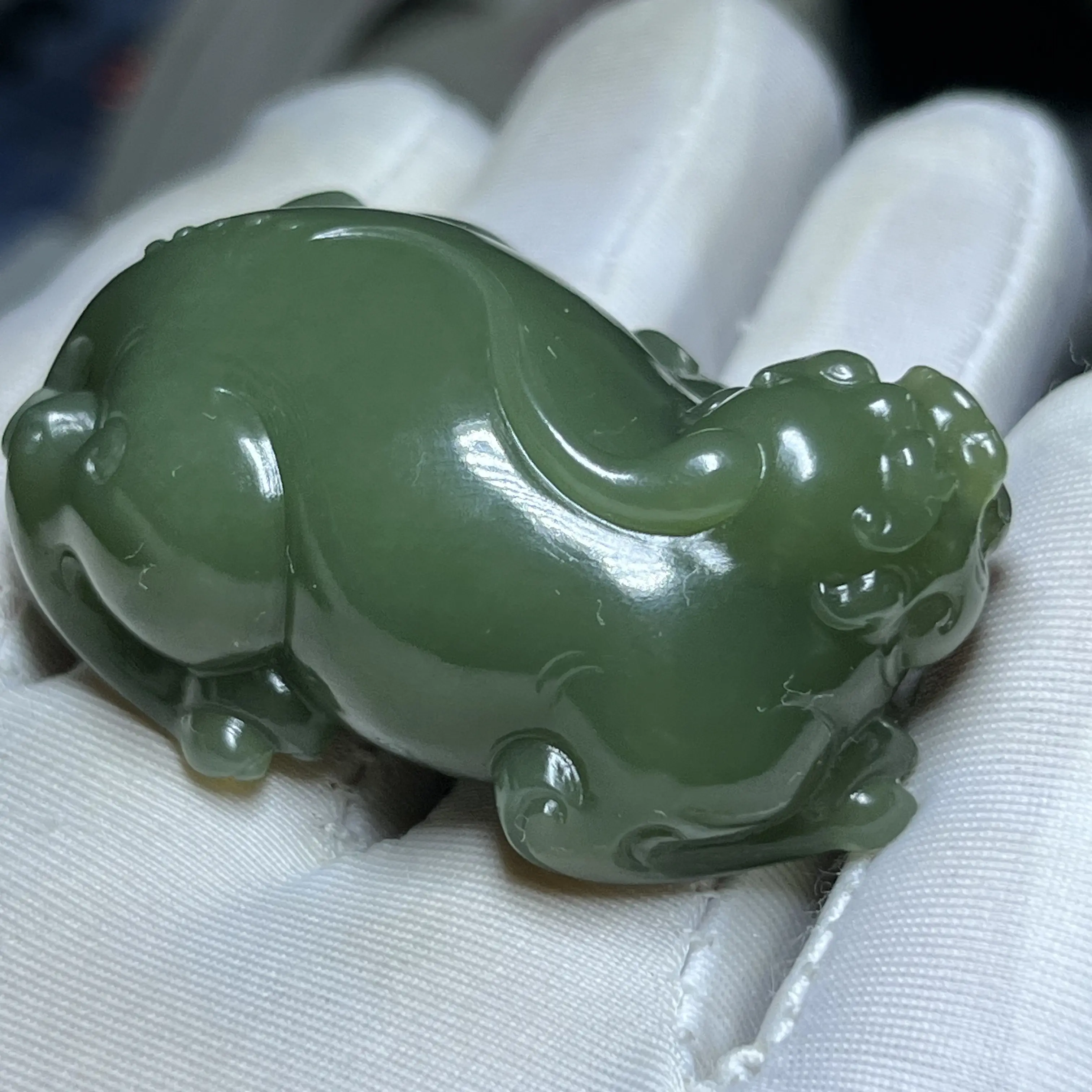 油润细腻和田玉貔貅吊坠立体精雕国风挂件