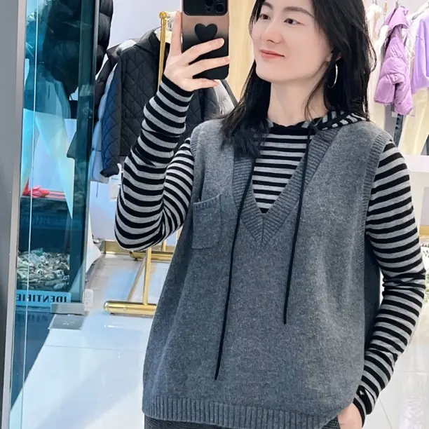 秋冬学院风宽松纯色V领口袋针织马甲女百搭遮肉减龄