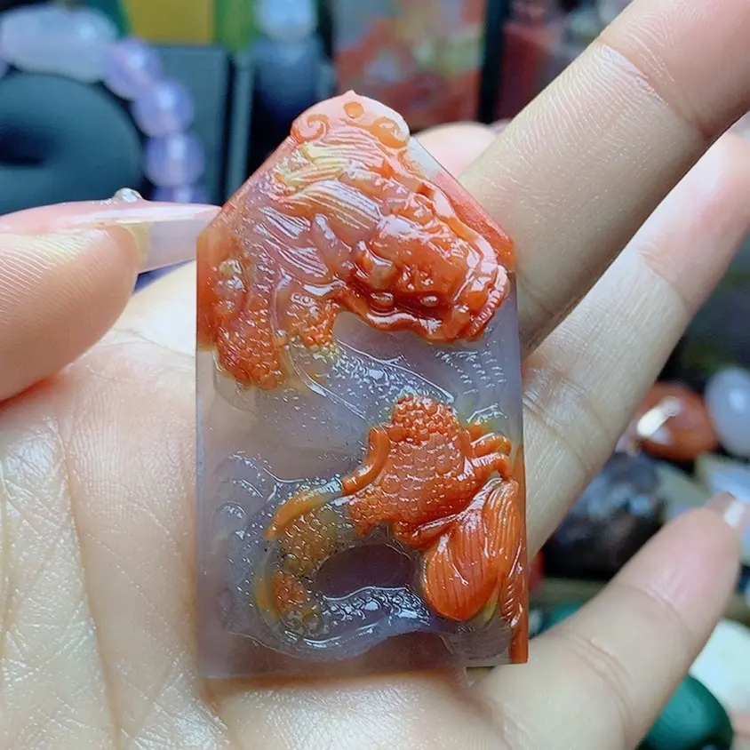 手工雕刻战国红龙牌俏色巧雕