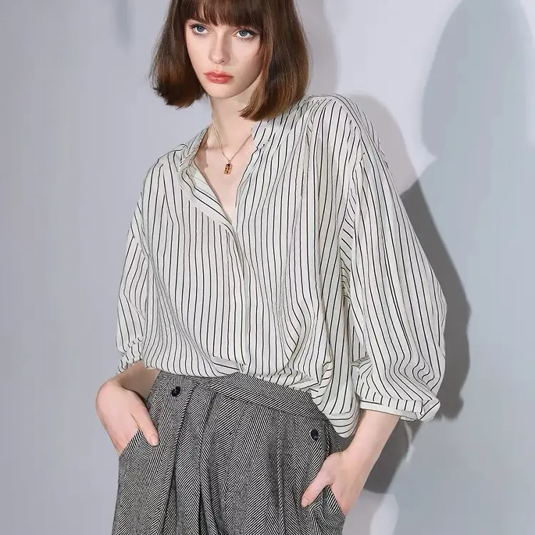 2、妙涵设计感捏褶小立领条纹衬衫秋冬宽松休闲精致衬衣