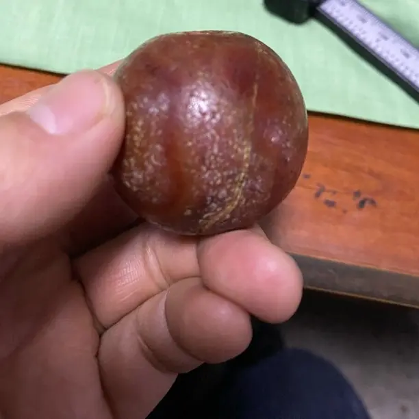 红红佩戴挂件珠子