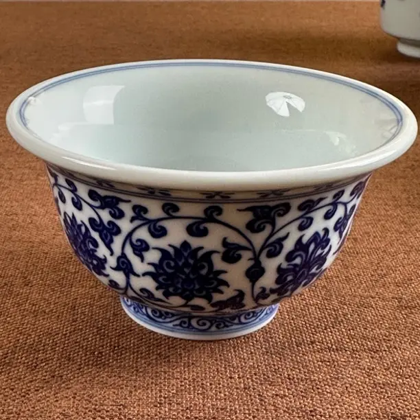 手工手绘陶瓷仿明永乐缠枝莲压手杯主人杯