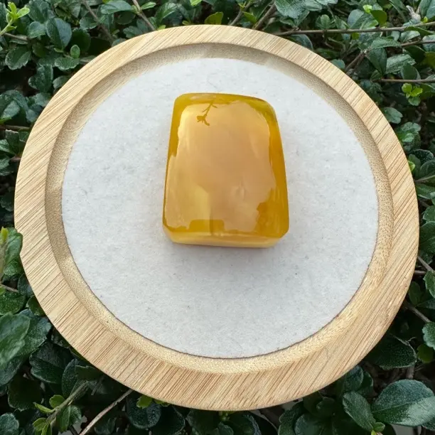 俄料金白蜜蜡牌子吊坠