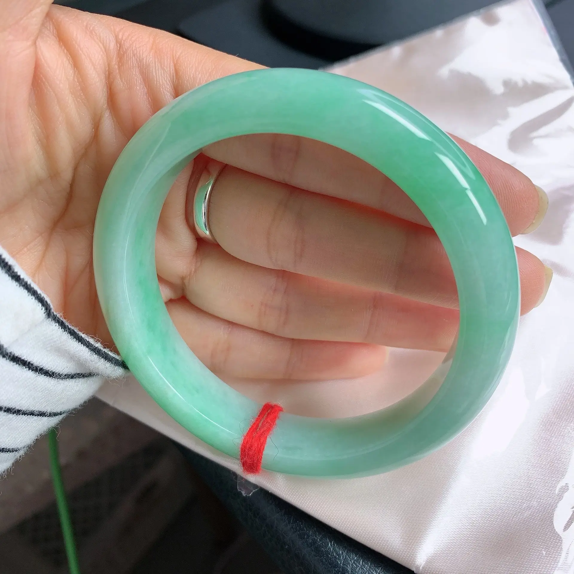 缅甸天然a货翡翠冰润阳绿60圈口手镯