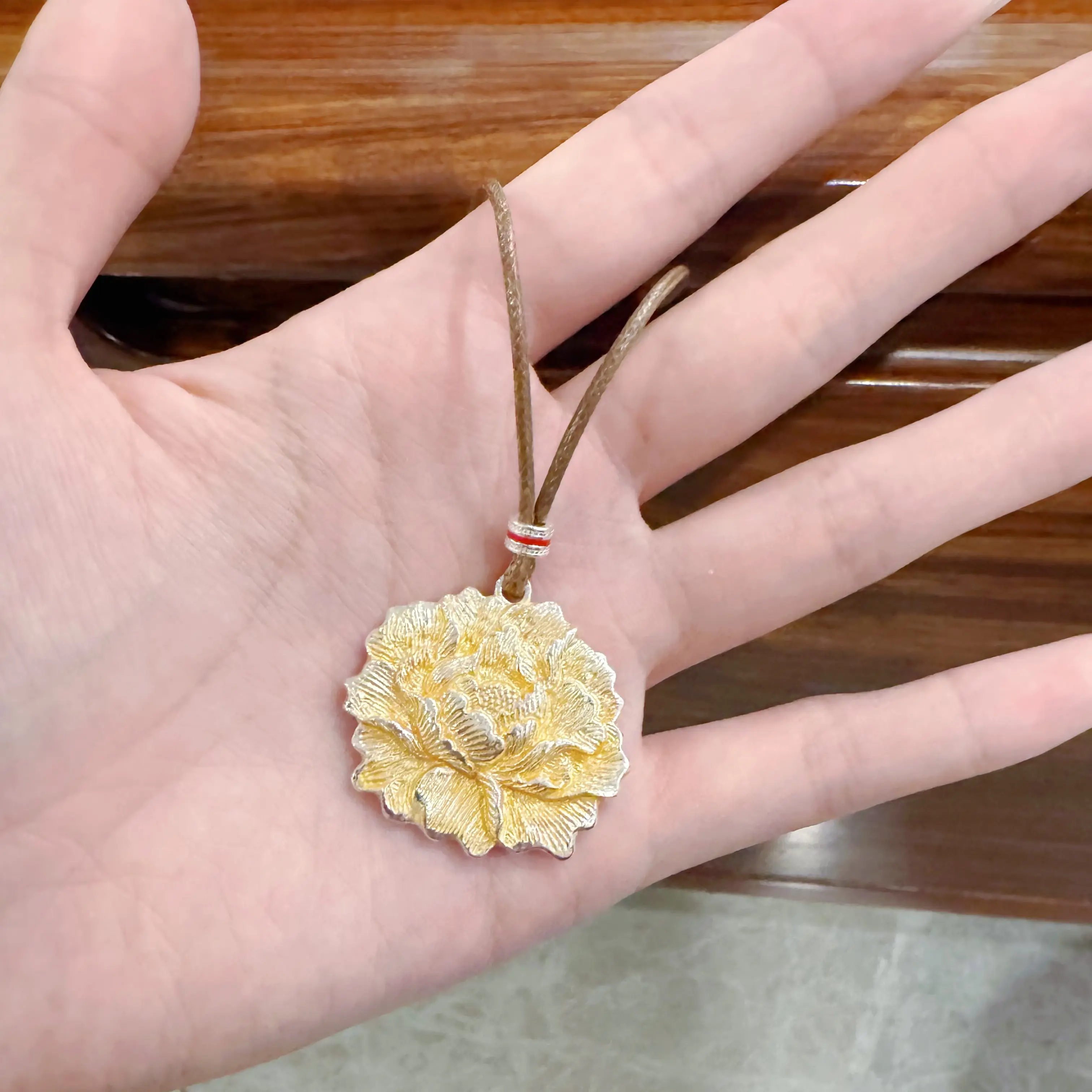 吊坠足银 足银999古法描金牡丹花吊坠皮绳项链可调节新中式送女友