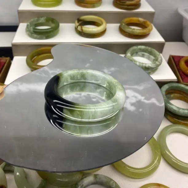 天然岫玉精美百搭手镯