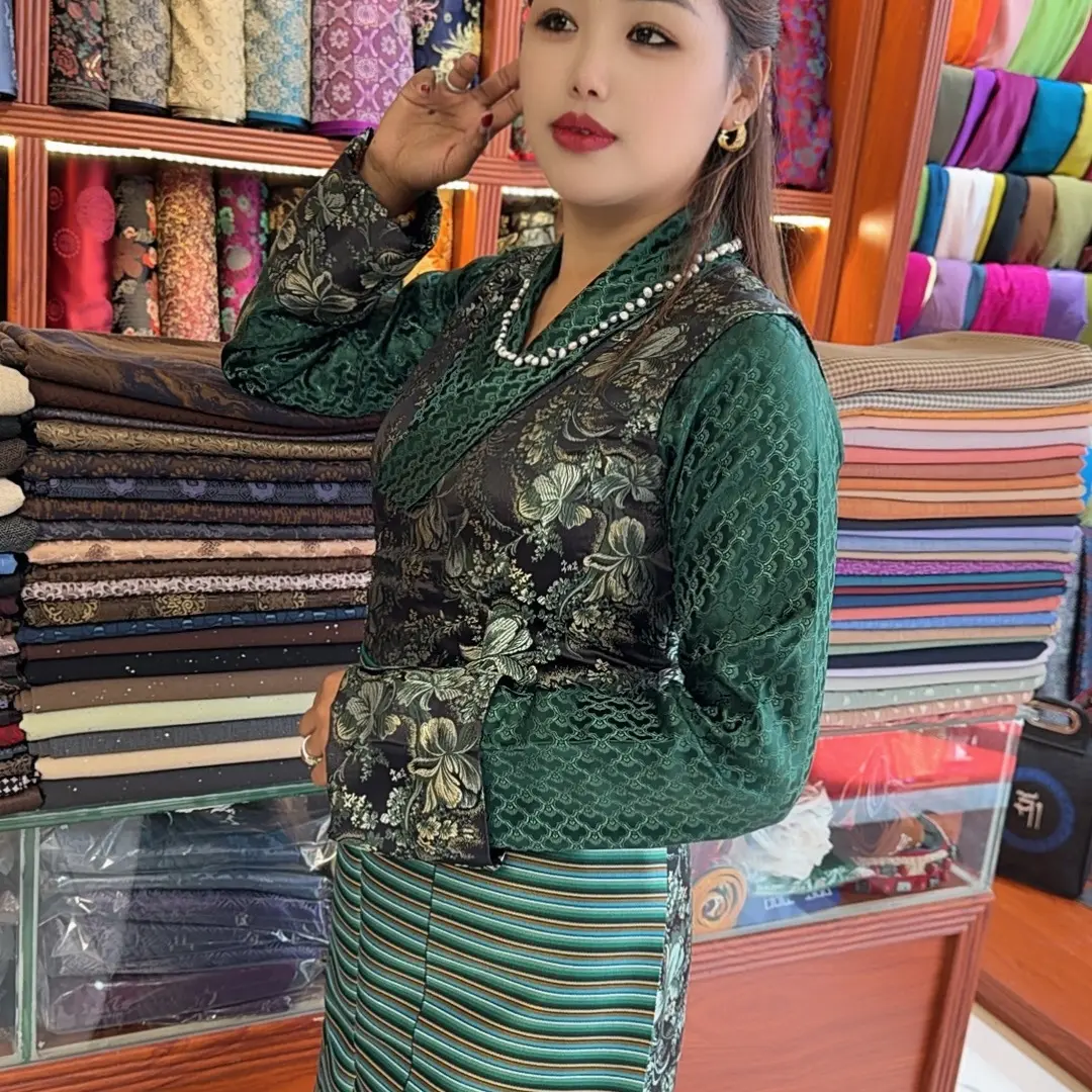 吾拉雅锦缎藏服女士低立领设计