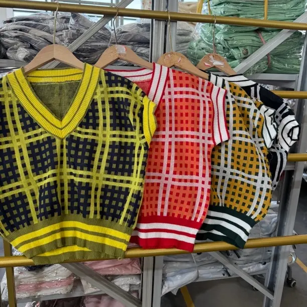 A12-1-302 撞色格子V领针织马甲秋冬小清新百搭款