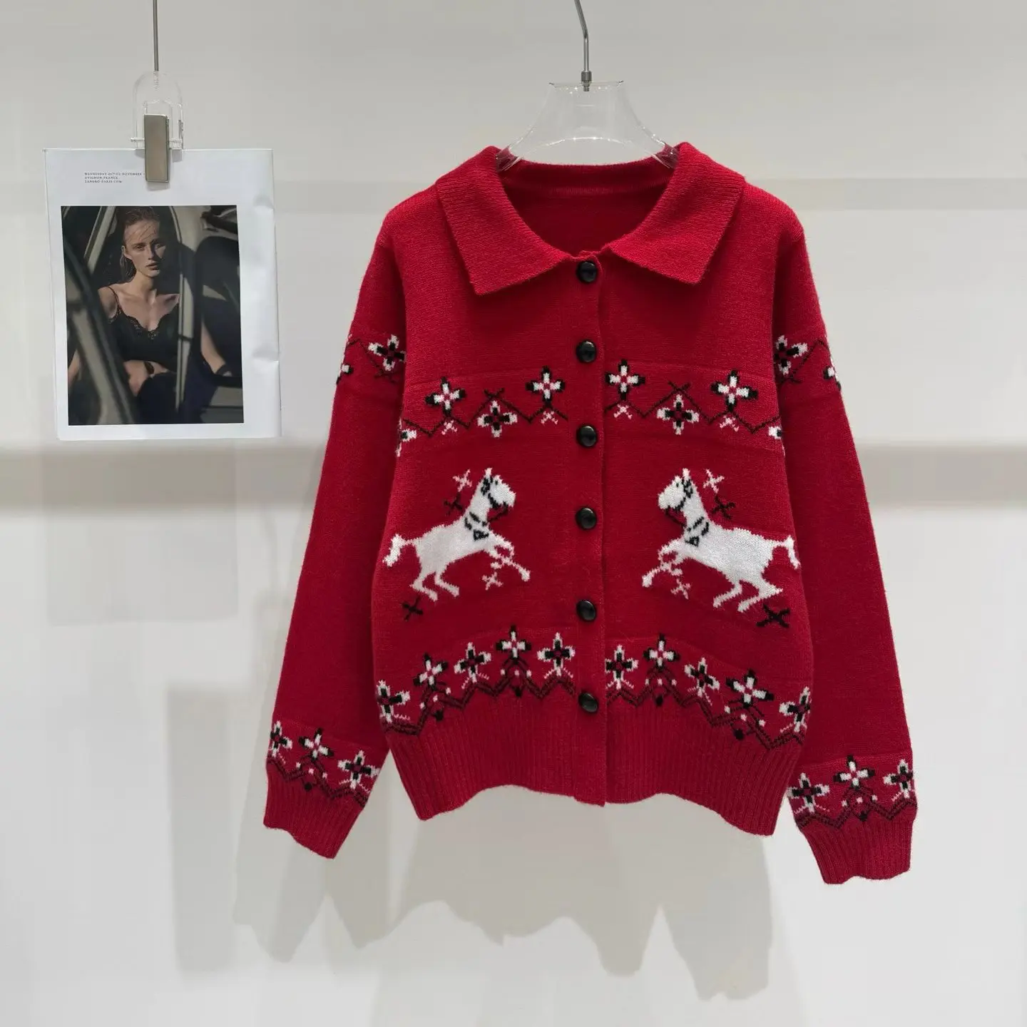 暖冬礼遇季生肖小马提花正红翻领美丽诺针织开衫毛衣女
