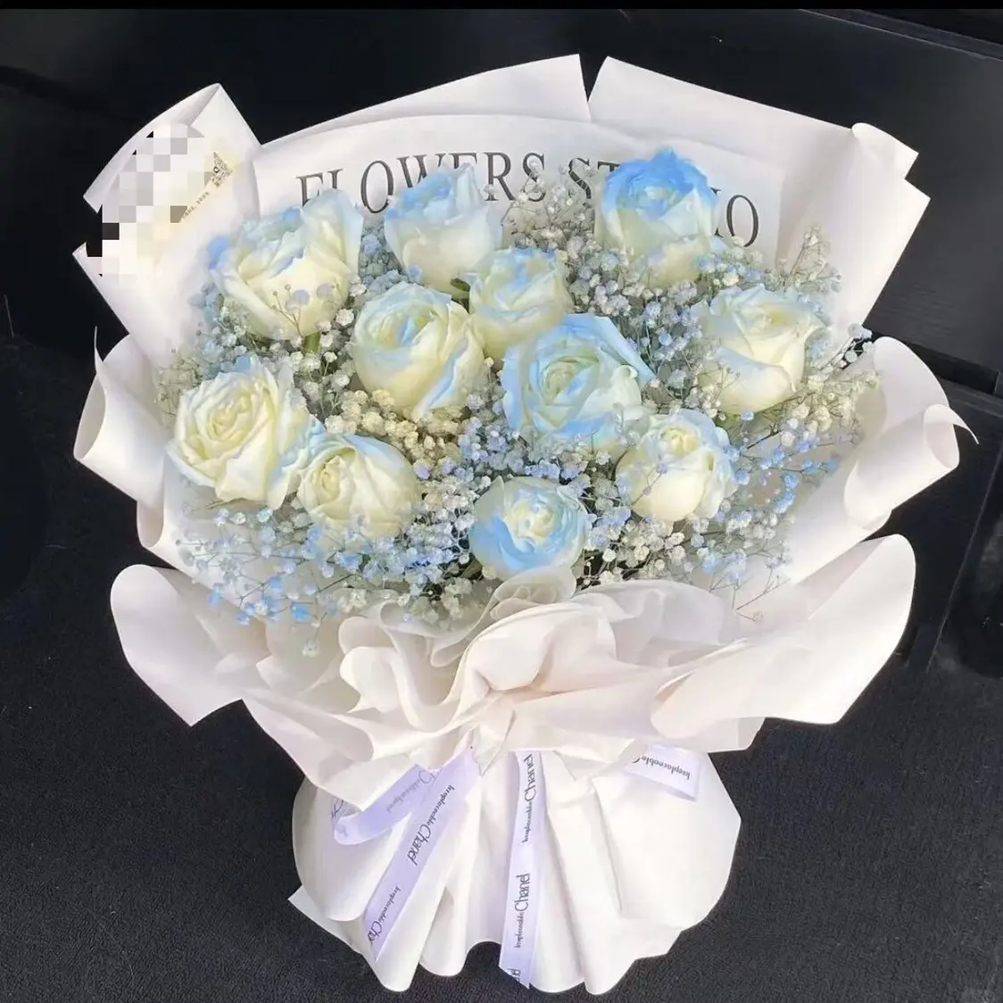 碎冰蓝玫瑰与满天星搭配生日花束同城配送女友礼物