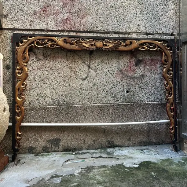 拆迁民末潮汕古建筑金漆老木雕镂空双龙夺珠神龛一套。雕工精湛，