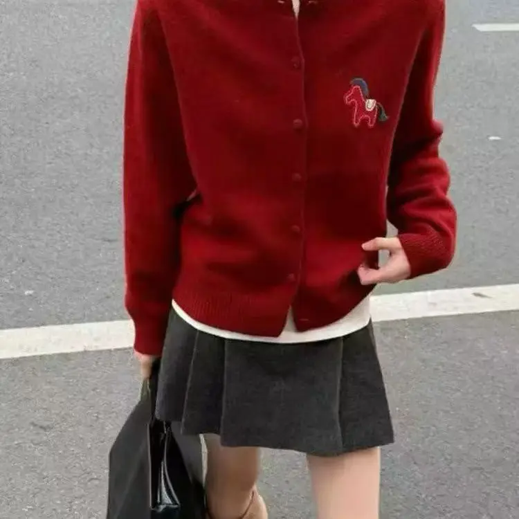 小马刺绣针织开衫女秋冬新款韩系圆领温柔减龄软糯毛衣外套百搭