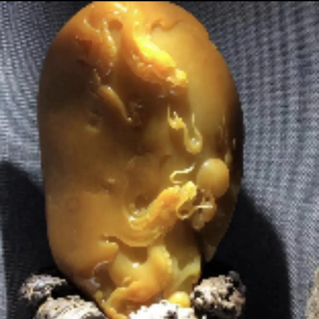 新疆和田玉籽料玛丽艳黄沁龙摆件