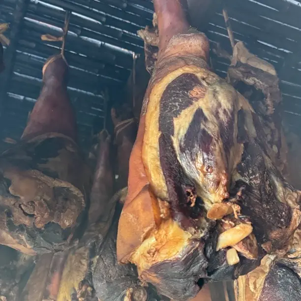 云南昭通大关农家烟熏腊猪蹄腊味猪脚现场称重一物一拍