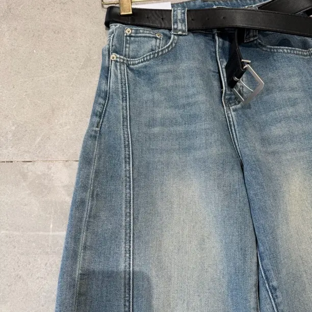 复古时尚高腰直筒牛仔裤搭配可调节黑色腰带