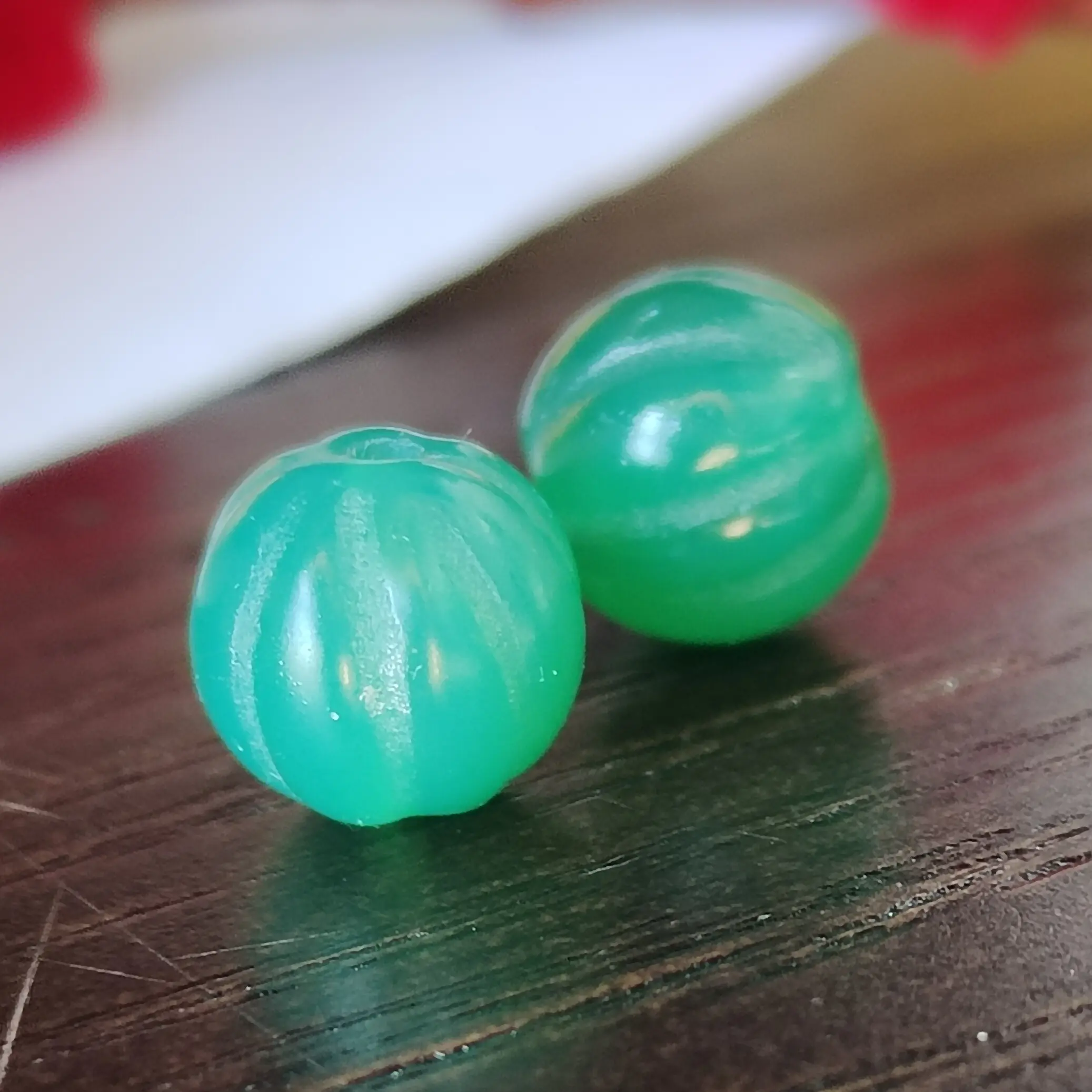 天然绿色老玛瑙手工瓜珠吊坠1对，尺寸10mm，文玩配饰