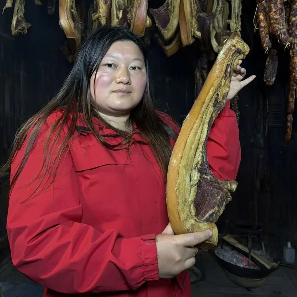 张家界大馋丫头精选农家柴火烟熏腊猪蹄传统工艺熏制腊肉！