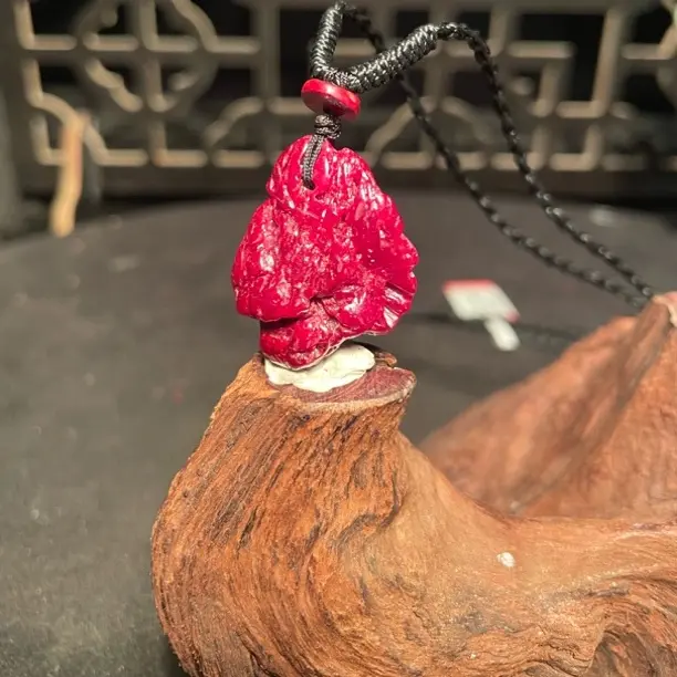 天然辰砂万山狗头砂全透光女款吊坠12克