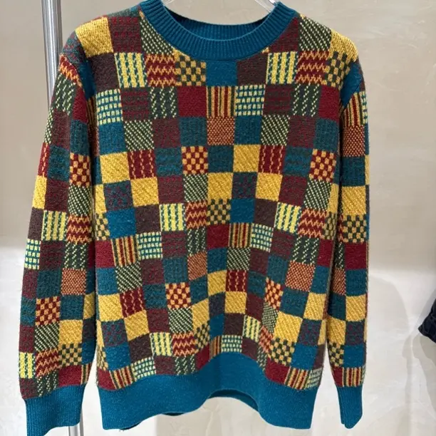 两色圆领彩色格子毛衣
