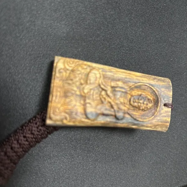 沉香精工雕刻随型复古挂件