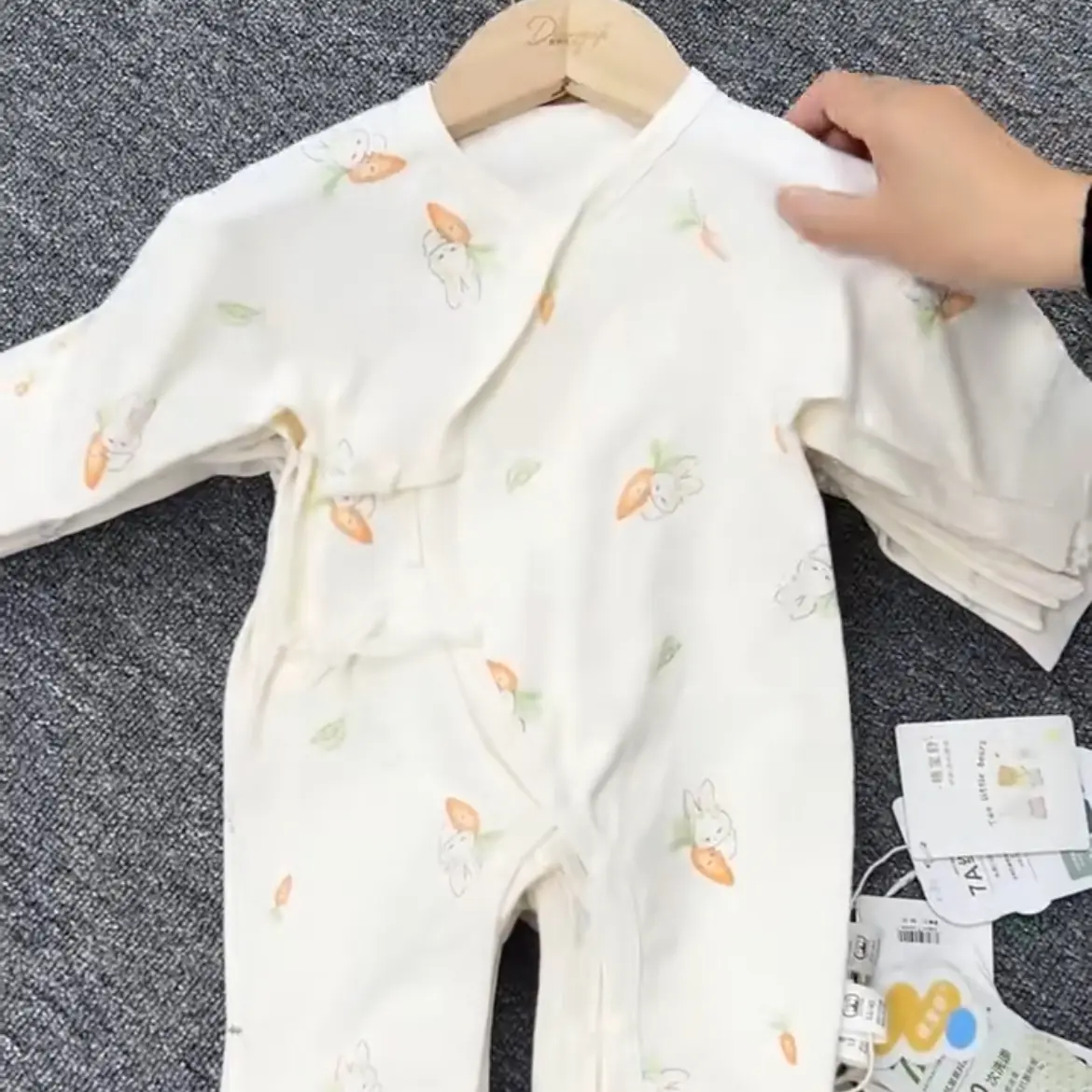 品牌：棉宝舒，双面纯棉绑带连体。尺码：52.59，全衣无骨，男女同款