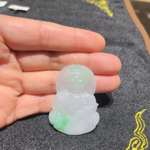 翡翠A货飘绿观音吊坠