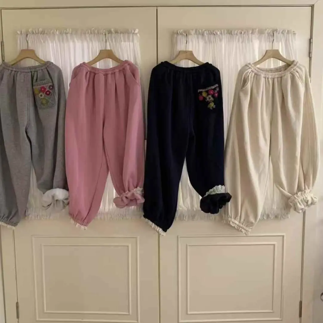 2025熊姑娘冬新 松紧腰宽松刺绣口袋花边拼接加绒纯棉束脚卫裤女