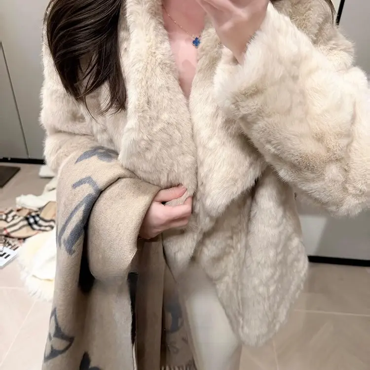 柔雾奶兔千金感女冬保暖翻领轻奢冬季百搭短款环保皮草矜贵外套女