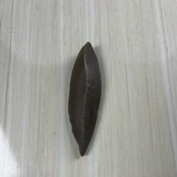 新疆戈壁滩，绿泥石，形似柳树叶长6厘米宽2厘米厚度1厘米