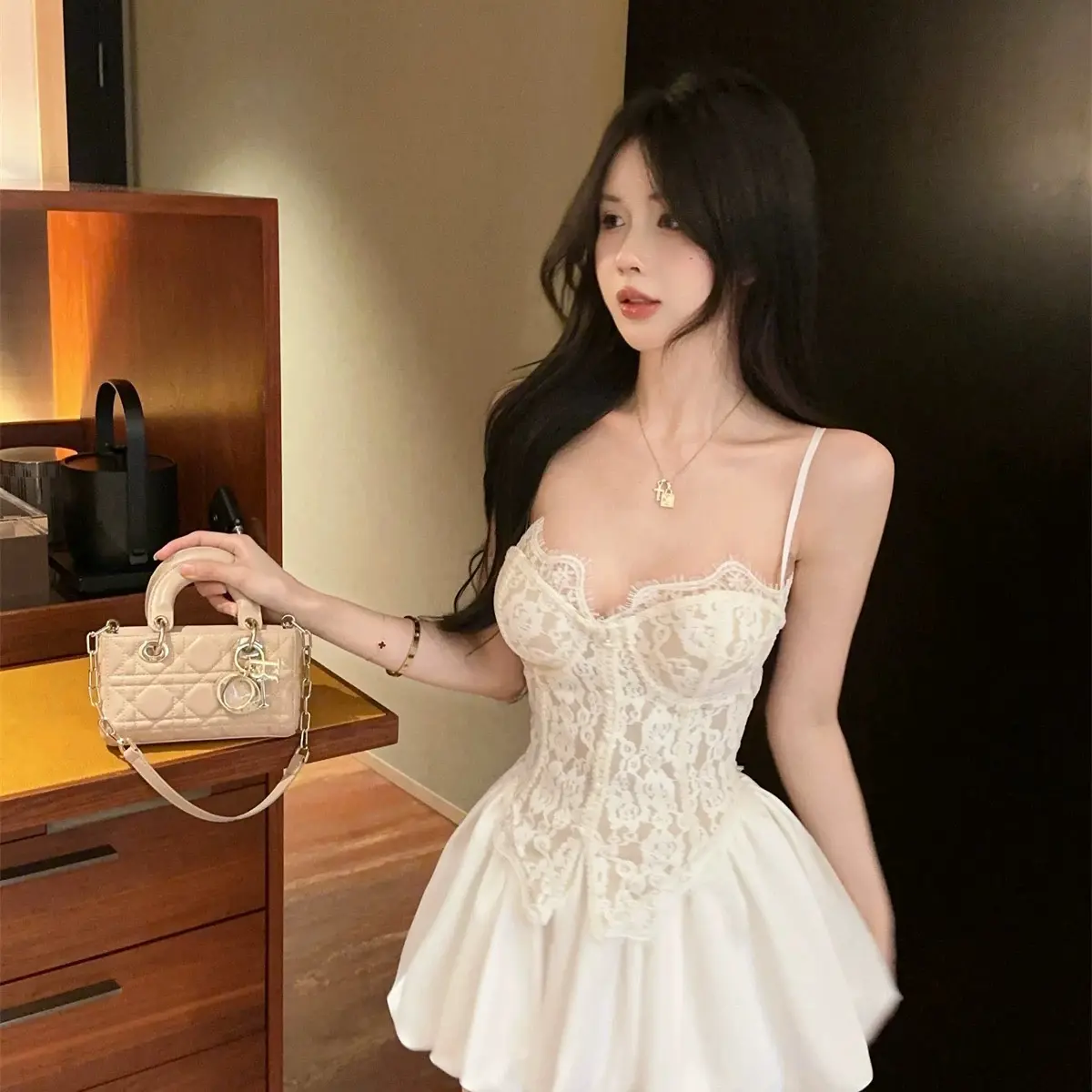 带胸垫蕾丝吊带背心女秋季纯欲辣妹一字肩鱼骨抹胸上衣