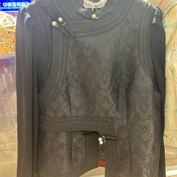 全黑枇杷纱绣马甲