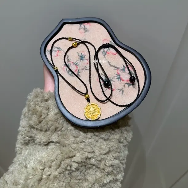 纯手工编绳金色锤纹黄财神吊坠项链毛衣链