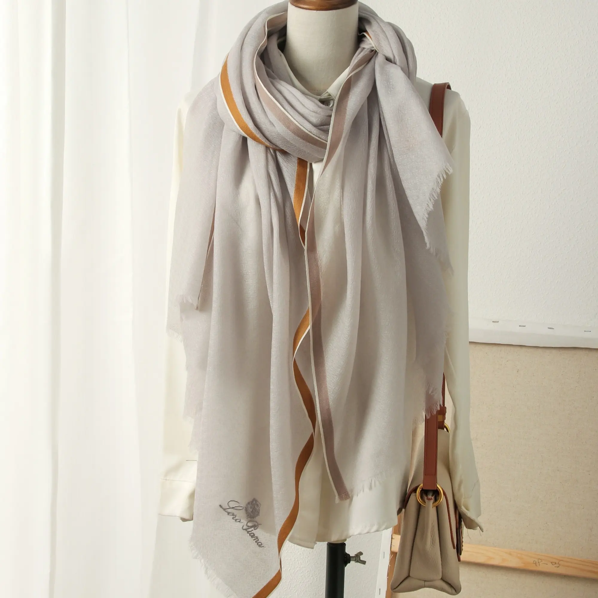 水溶纹羊毛围巾女四季款薄款纯色百搭时尚披肩两用空调披肩