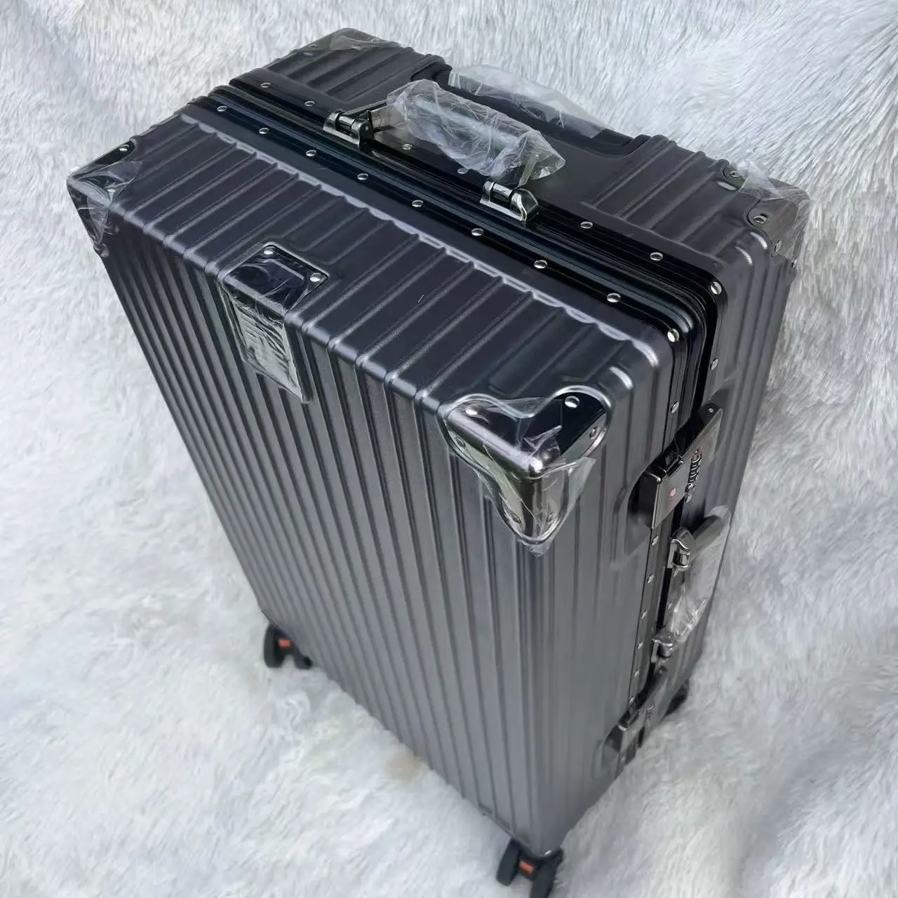 复古铝框旅行箱时尚商务登机密码箱防刮耐磨万向轮大容量行李箱