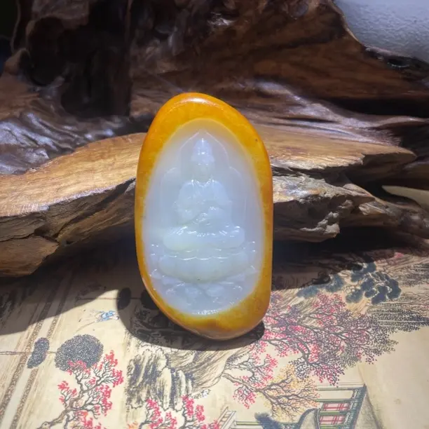 新疆和田玉，108克，坐莲观音，天地皮观音像