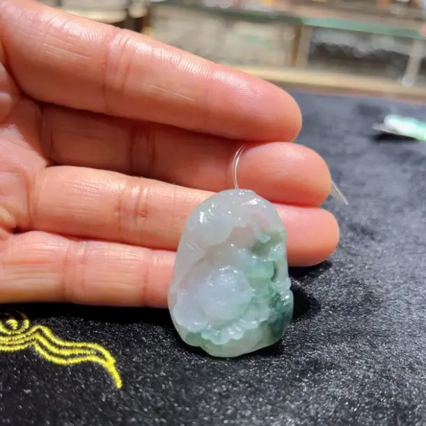 天然A货翡翠挂件精雕起胶冰润飘绿花开富贵