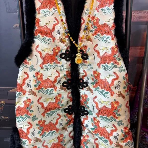 等闲集中国风冬季虎镇马夹毛领中式提花保暖不包邮