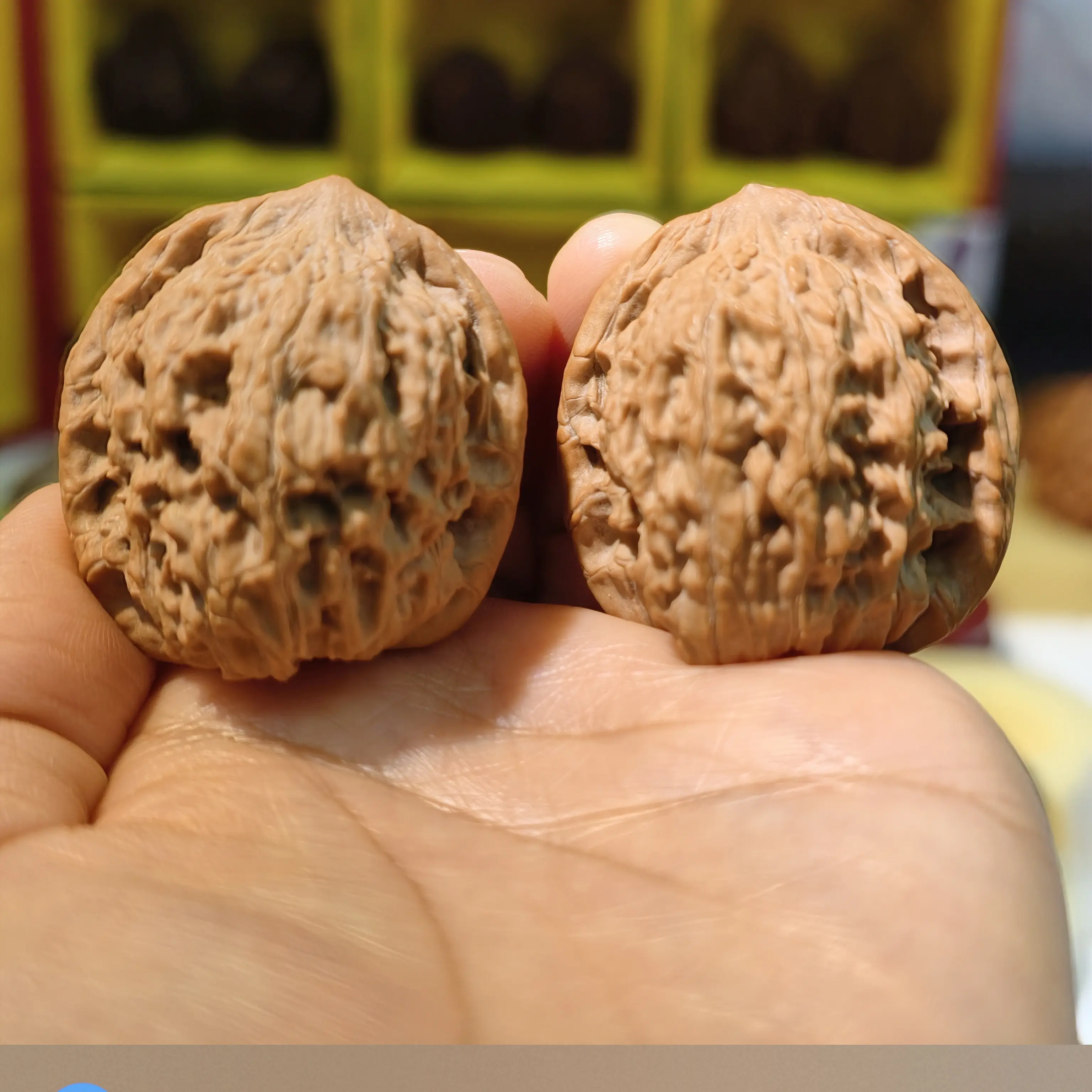 0026精品文玩核桃红狮子头四座楼满天南疆石蚂蚁纹王勇官帽手把件