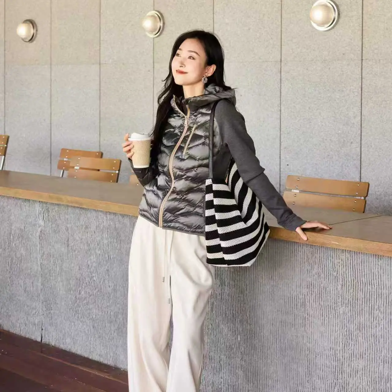 女士短款连帽白鸭绒保暖拼接修身百搭秋冬外套