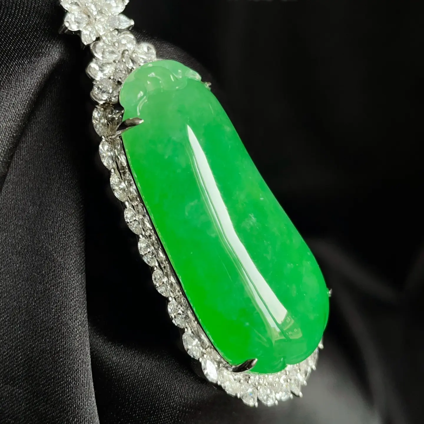 18K金镶嵌天然A货翡翠福瓜吊坠