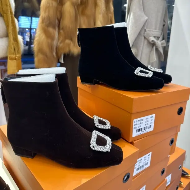 冬季时装靴绒面方扣