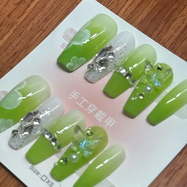 手工穿戴甲.下单备注昵称.No退No换.掉钻自粘，孤品默认微瑕