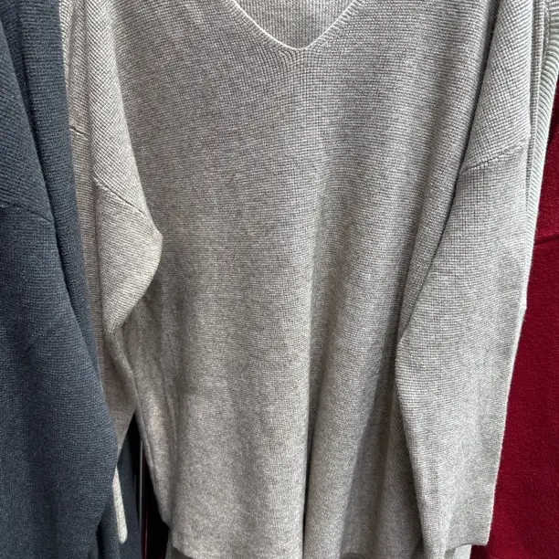 秋冬新款软糯纯衫女V领加厚大码慵懒宽松长袖保暖针织打底衫