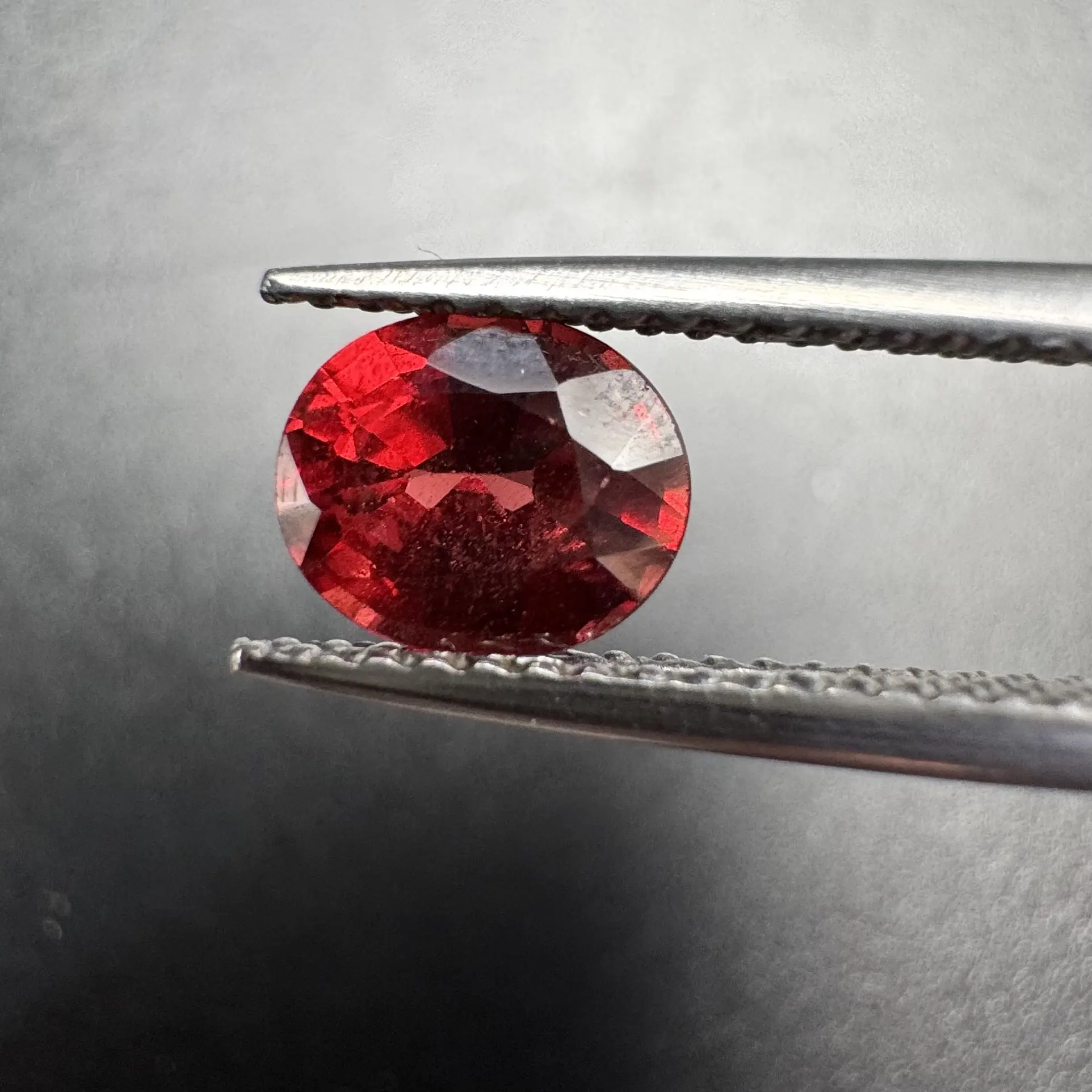 天然锰铝石榴石，颜色鲜艳，切工不错，可挑选