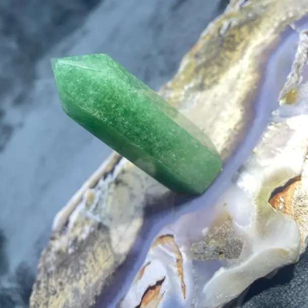 天然绿草莓晶六棱柱摆件六角柱风水七星阵摆件